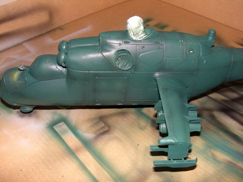 Perakitan model kit MI-24 Hind D