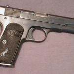 Nyoba Nembak Senjata Api Senapan Serbu dan Pistol