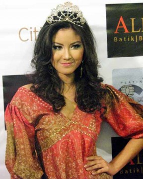 Zivanna Zivanna Letisha, Miss Indonesia 2008 with Batik (courtesy of: Detik)